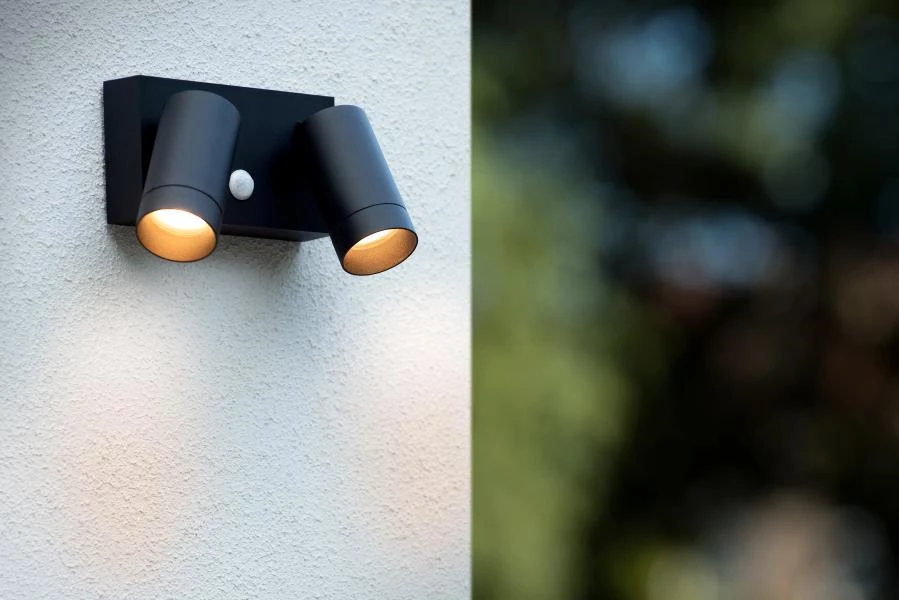 Lucide TAYLOR - Wall spotlight / Wall light Indoor/Outdoor - 2xGU10 - IP54 - Motion Sensor - Black - ambiance 1